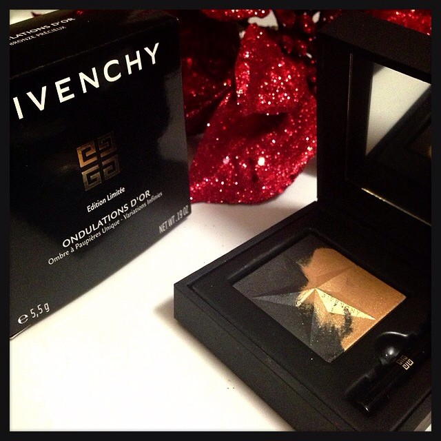 Just when I thought I couldn't buy anymore eyeshadows, #Givenchy totally stole my 💓 with it's #Ondulations D'or! Words alone can't describe how incredibly beautiful & the texture so so soft!! ✨This one is a true collector's item! 💎