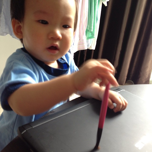 Received a lovely new eyeshadow brush from @elainnio and it instantly became my boy's latest obsession! He kicked a big tantrum with the water works and all when I refused to give it to him... Won't even accept it in the plastic packaging! Poor poor brush, and sad mummy 🙈😭😢😪