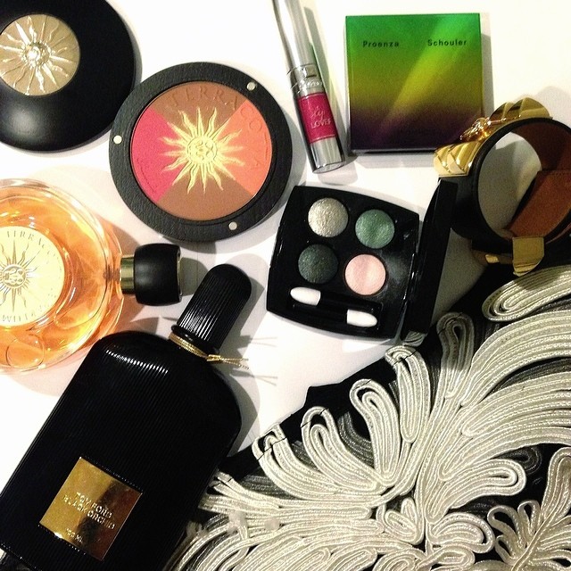 Looking forward to spending Friday evening with the gals again... another long weekend!! No better time to play with some new toys too! What do you have planned?
#clozette #bblogger #beautyblogger