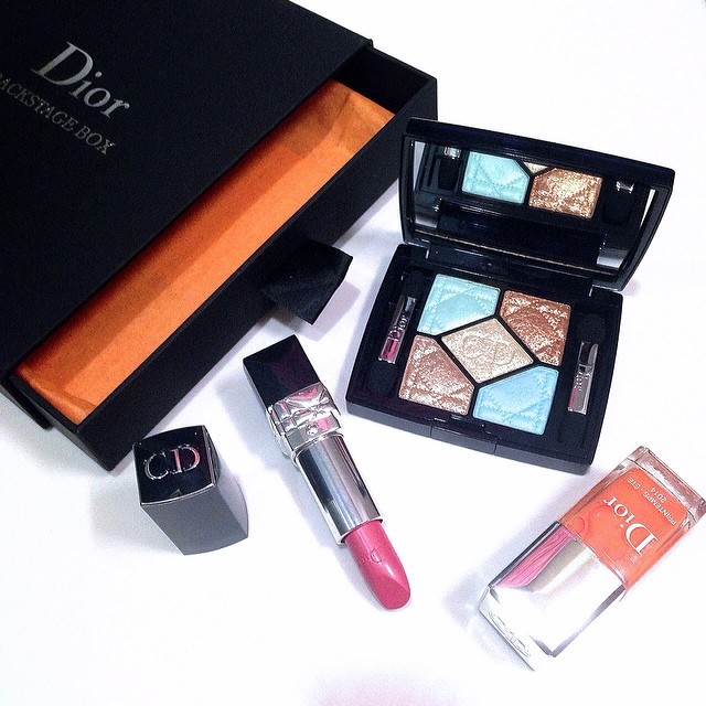 This season, I decide to pass on almost everything from the #Transat Collection, and picked up this #Dior Printemps-Ete 2014 Backstage Box instead! Limited edition, exclusive to Harrods & Dior Backstage stores, this eyeshadow palette seeks to recreate the gilded looks on the fashion runways. Review, swatches & a couple of EOTDs are on the blog now! 
#clozette #bblogger #beautyblogger