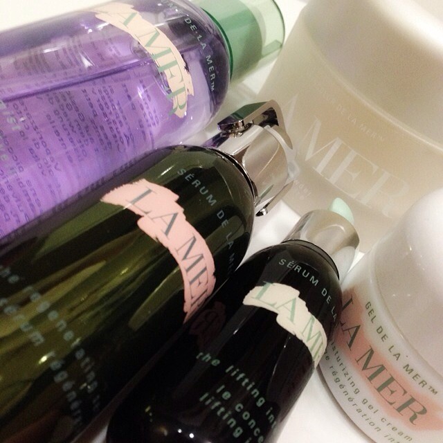 Last day of my #designerluxurychallenge, I'm going back to my first love: #LaMer! 💦The Gel-Creme is my formula of choice for humid Singapore, although I have used all 5 textures
💦The facial mist is the best I've ever tried even though I hardly ever mist...but it was the perfect little pampering when I was at home caring for the lil bub during maternity
💦The Regenerating Serum is one of the few serums from the range that I can use... Somehow the rests made my skin turn red
💦The Lifting Intensifier is new...for my aging skin!
💦Last but not least... The loose powder in translucent is my eternal love!
Tagging everyone who has yet to play in this 5 Days of Designer Luxury challenge! Just post whatever you fancy once a day for 5 consecutive days! 💋