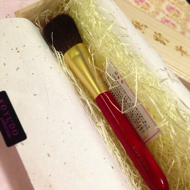 And 2014 starts off with the arrival of what is possibly the softest, silkiest cheek brush ever!! The #Koyudo red squirrel cheek is beyond words! Thank you @jolenechis for dropping it off!! 💓💓💓