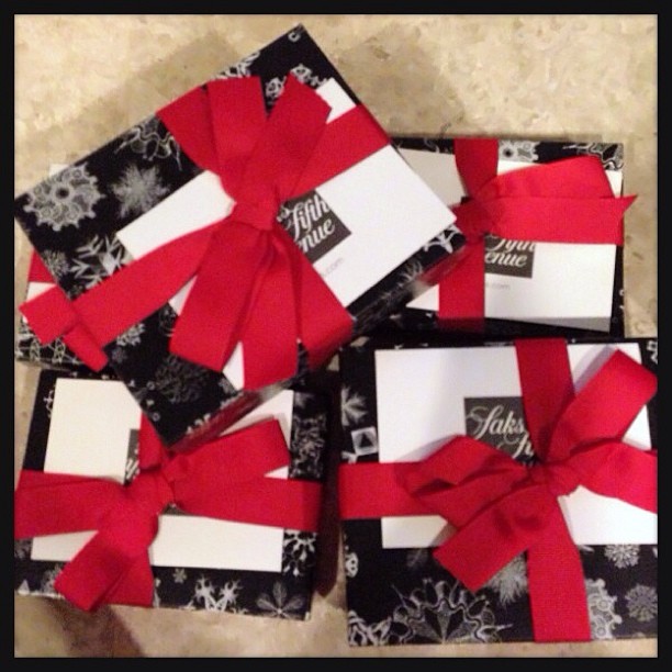 If you're shopping at Saks, why not get your purchases gift wrapped?! These are so gorgeously lush! ❤