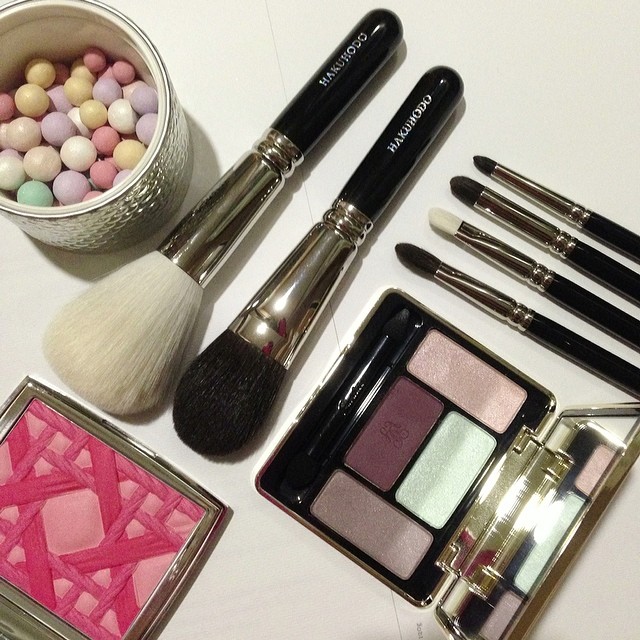 Welcoming a few new members into my #Hakuhodo family:
🎀J104 for my burgeoning meteorites collection
🎀B5519 is an accidental occurrence...such a plush & silky brush is only fitting for my pretty Dior My Lady blush
🎀G5523 for loose eyeshadow pigments like the Giorgio Aani ETKs
🎀J004G is a backup as I reach for this almost daily
🎀G5528 is a new pencil shape that has so far been missing from my collection
🎀B5520 is for my teeny weeny corners!
Hope this satisfied your curiosity @rachelxooo @nnnekko @jolenechis @sara_beautime! 💋