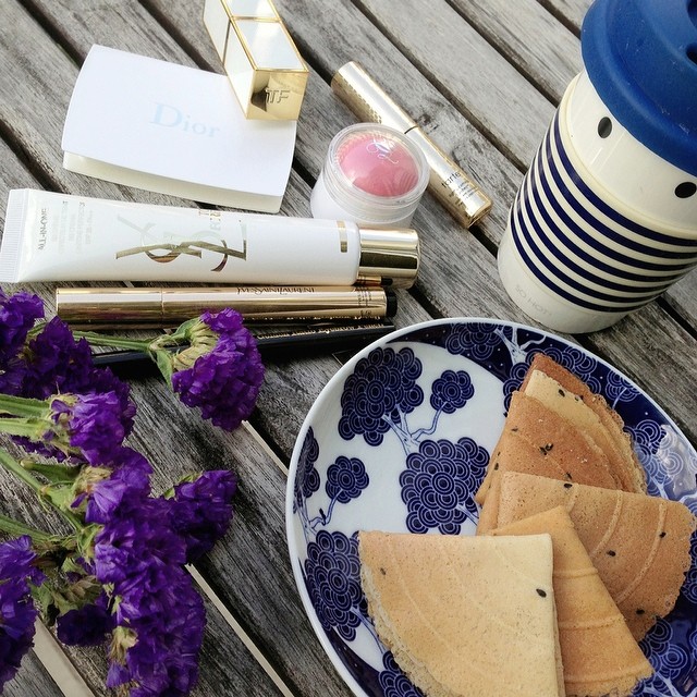 Happy-cup Monday!! I'm spending the day home with Ezra, but there's no reason not to play with some beauties! We're starting the day with some sweets! What about you?