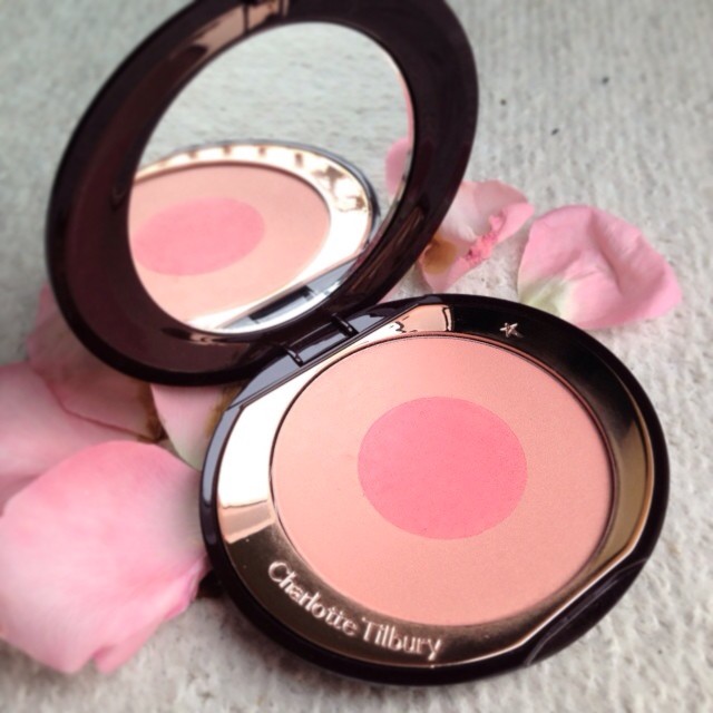 ✨#CharlotteTilbury Cheek to Chic blush in Love is the Drug✨ gives you that freshly in love glow... How's that for a great Monday morning pick me up?! Review up on the blog now! Have a great Monday all!! 💋