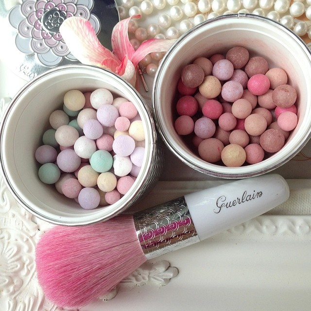 A cloud of colored powders... tangy pinks, delicate blues and crisp greens sing the praises of spring. #Guerlain's legendary Meteorites, now newly reformulated! 02 Claire is my choice for that luminous finish, and dab of 04 Dore for glowy, sculpted cheeks! Review is up on the blog now! 💋