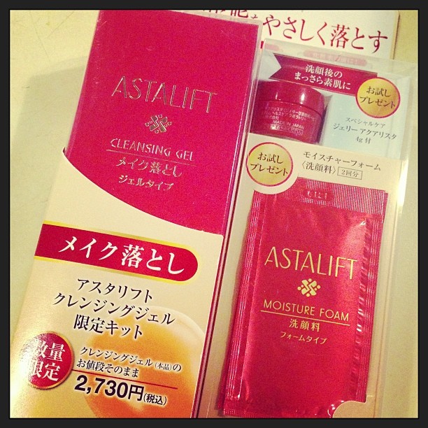 I'm so so touched by this sweet & thoughtful gift! Thank you @samjoyloh @ashleytx16 😘😘😘 how'd you know I've been wanting to try Astalift?! Brilliant!!