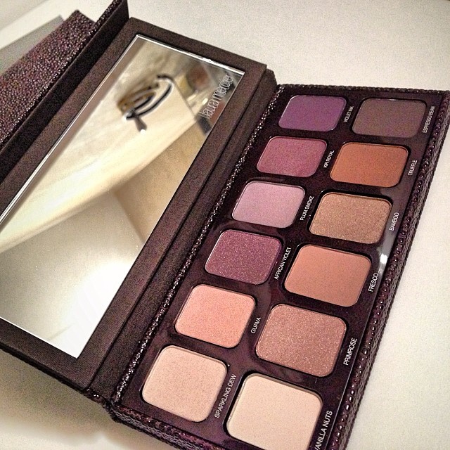 Laura Mercier's Artist's Paleyte for the Eyes is one sleek sexy thing! Surely a must-have for purple/taupe lovers... Or is it? Review is up on the blog! 😉😘💌 Laura Mercier's Artist's Paleyte for the Eyes is one sleek sexy thing! Surely a must-have for purple/taupe lovers... Or is it? Review is up on the blog! 😉😘💌