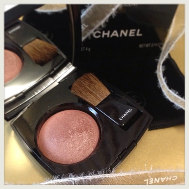 #Chanel Joues Contrast Accent blush for #Holiday2013 gave me a severe case of fickle-mindedness. But after seeing it on the gorgeous @queendecendants I had to have it! Review is up on the blog now! 💋