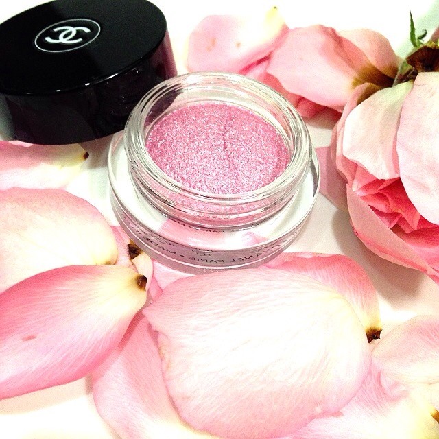 🎀#Chanel Illusion d'Ombre Impulsion🎀 satisfies the girlie in me & has enough fizz to get me winking! I love it layered over Diapason or any other matte eyeshadow! Review up on the blog. 💋