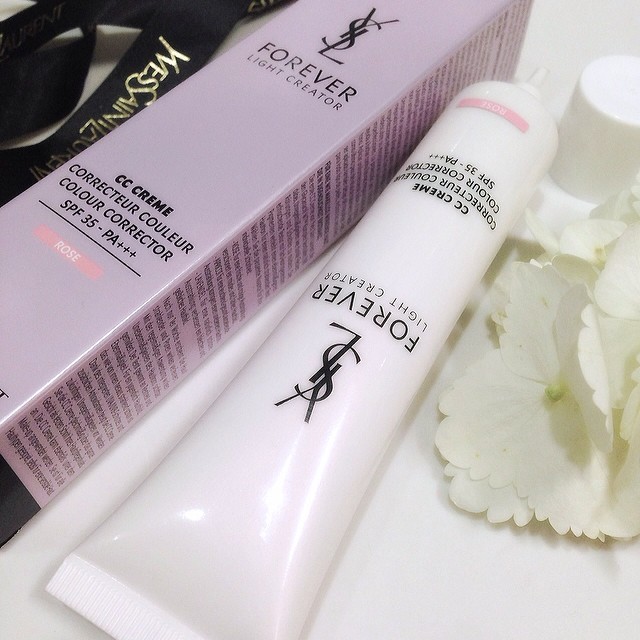 I was a big fan of last year's BB, and was excited to pick up this new 🌸#YSL Forever Light Creator CC Cream🌸 the moment it hit stores. Bridging the gap between skincare & makeup, infused with the Forever Light Creator serum... Does it live up to expectations? Full review & swatches for all 3 available shades are up on the blog now! Click on link in bio to read! 💋