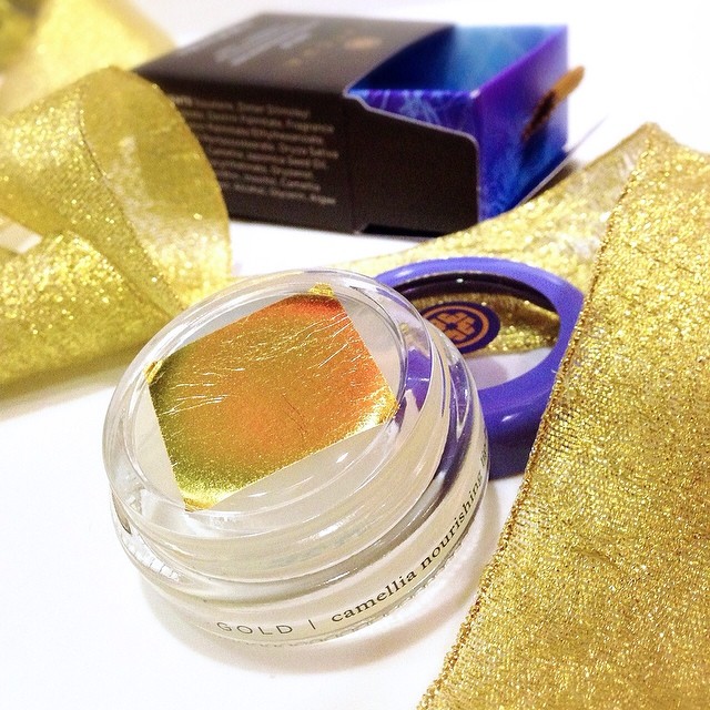 Good morning weekend!! How about we start with some decadent pampering for the lips?! Oh yes please!!! I'm in 💓with this #Tatcha Gold Camellia Nourishing Lip Balm! Find out why on the blog now! 💋