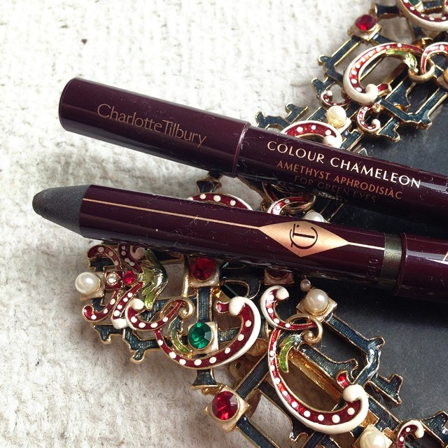 These #CharlotteTilbury colour chameleon eyeshadow pencils took some experimenting... But their color intensity & shimmers are unparalleled! Come meet them on the blog! 💋
