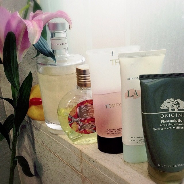 A peek at some of the many items currently in my bathroom as requested by @nnnekko:
💦#Origins #Plantscription foaming cleanser for evening 💦#LaMer The Refining Facial is an incredibly fine & luxe exfoliating scrub that I mix into my foaming cleanser twice a week
💦#TomFord Purifying Gel Cleanser is my first foray into their skincare range...took some getting used to a gel type cleanser that doesn't foam much, but it's refreshing for day use
🚿#Loccitane shower foams are a permanent occurrence in my shower and I like to try different ones from time to time
🛀 And when I can find some extra time for a soak, the Scottish Fine Soap Company has a truly luxurious foaming bubble bath!
Now tagging @mintxrose and @elainnio to see what goodies you ladies have stashed in your shower!💓