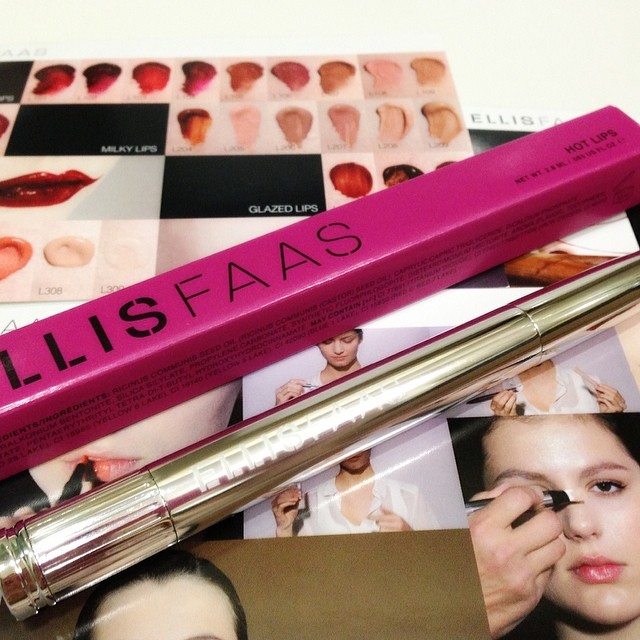 Looking to sizzle up your pout for tonight's #hotdate? Why not pick up these sexy sleek #EllisFaas Hot Lips #lipstick pens?! I've got L406 and it's love!! 💋💄💘